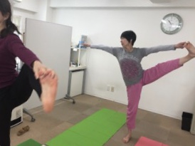 ヨガのポーズは管を伸ばす