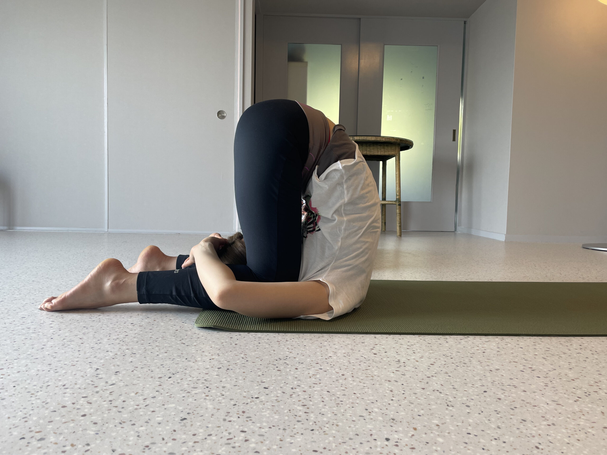 じっとすること。